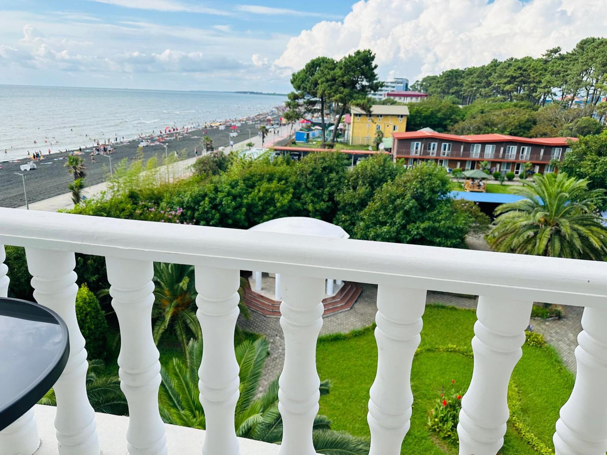 Claude Monet Beach Hotel Уреки Екстериор снимка