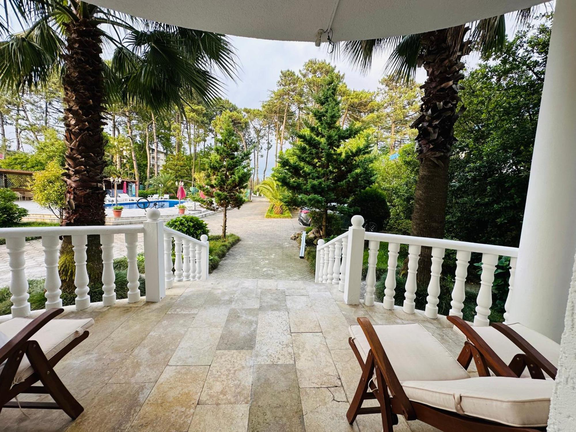 Claude Monet Beach Hotel Уреки Екстериор снимка