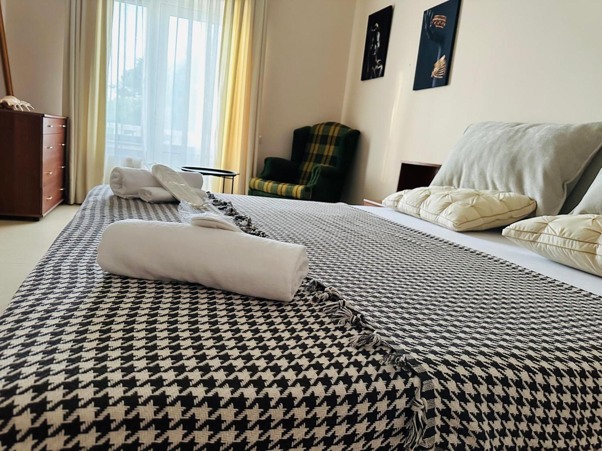 Claude Monet Beach Hotel Уреки Екстериор снимка