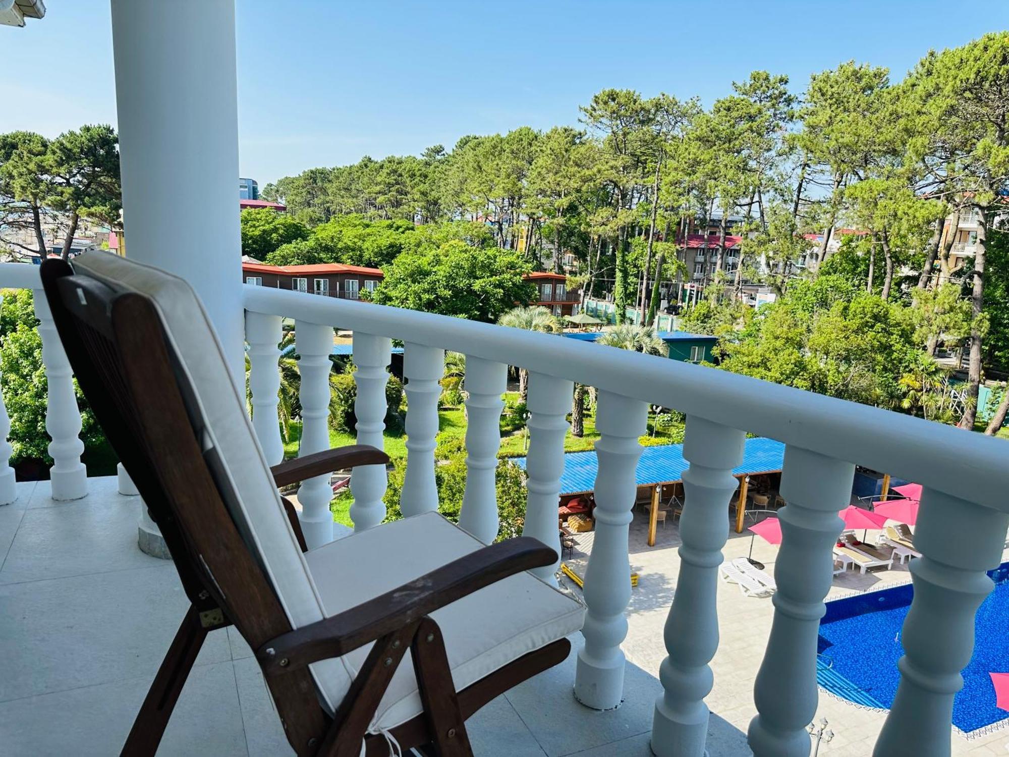 Claude Monet Beach Hotel Уреки Екстериор снимка