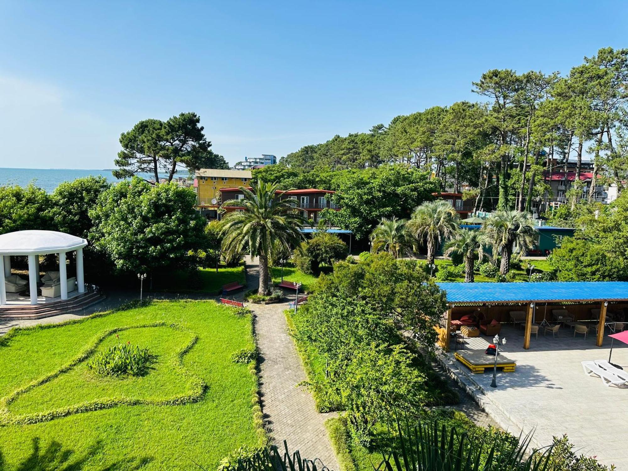 Claude Monet Beach Hotel Уреки Екстериор снимка