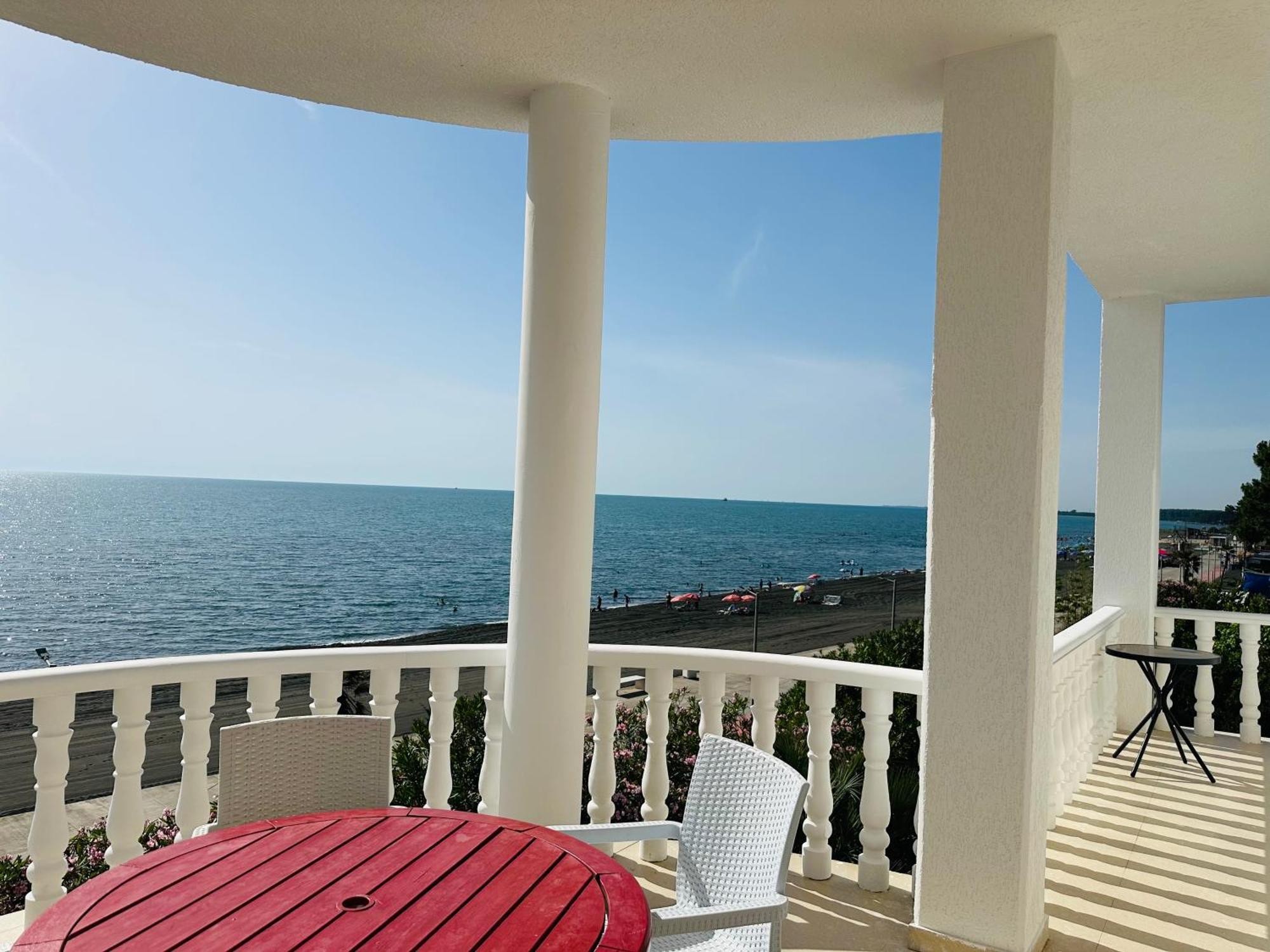 Claude Monet Beach Hotel Уреки Екстериор снимка