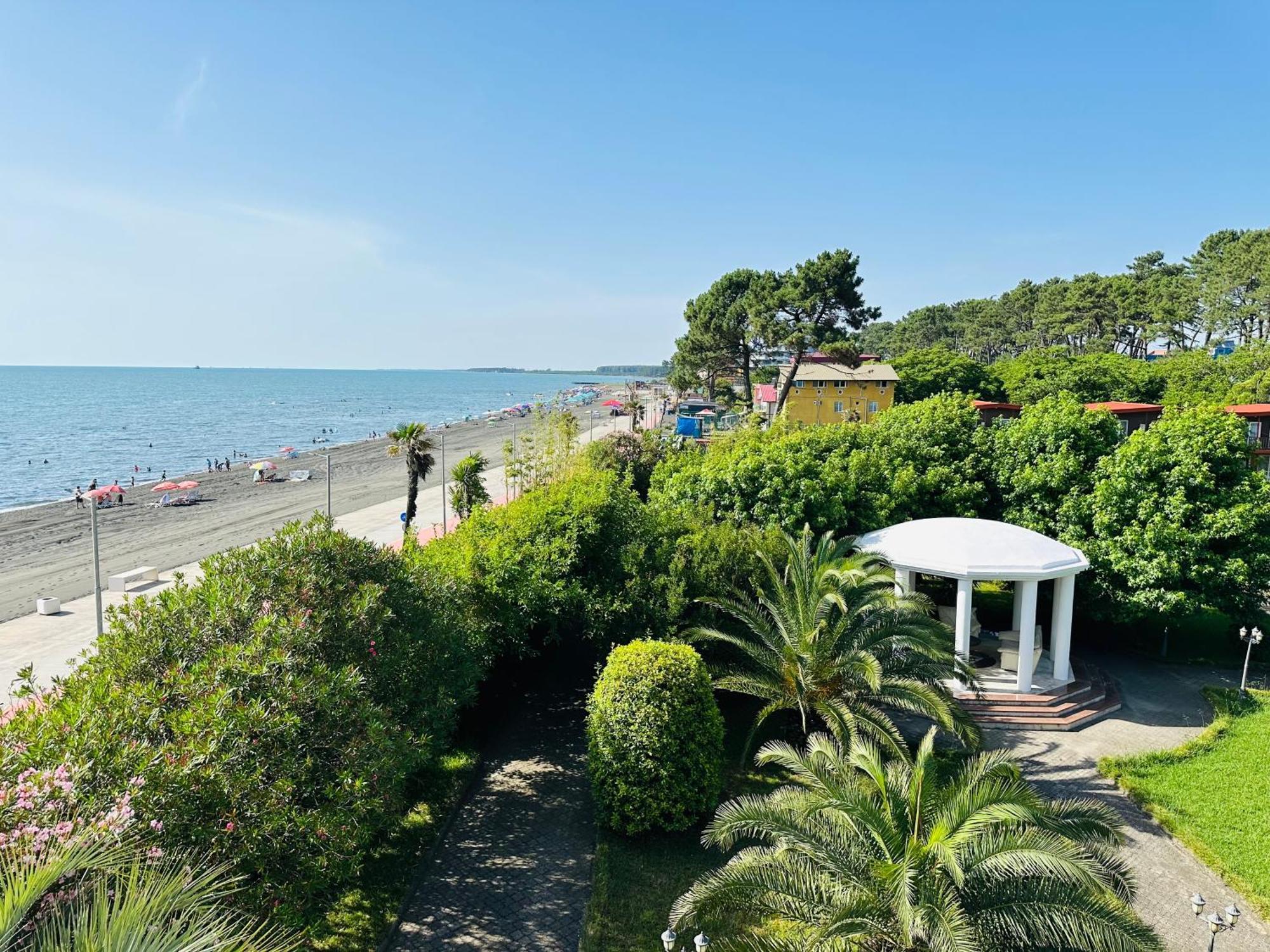 Claude Monet Beach Hotel Уреки Екстериор снимка