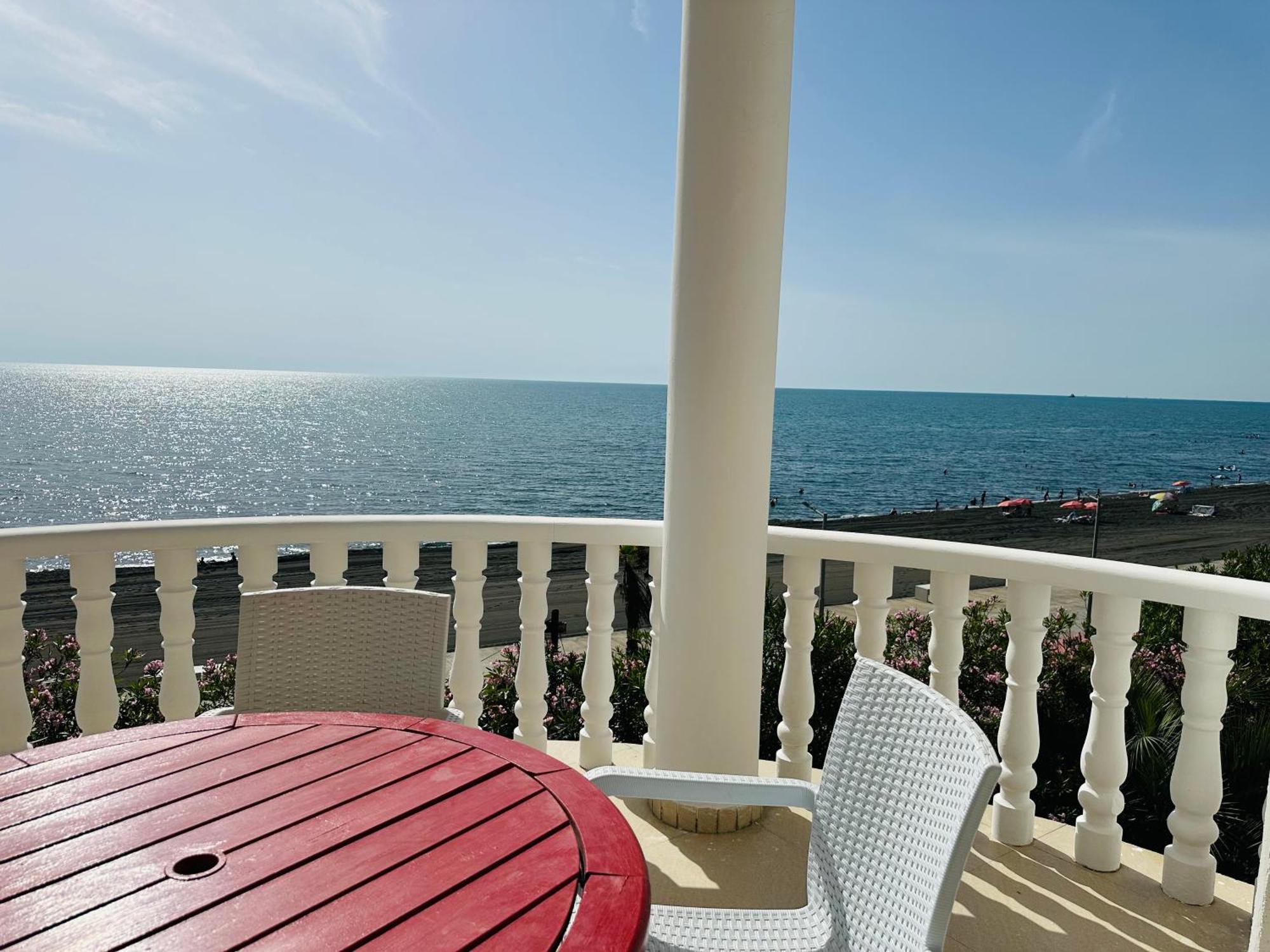 Claude Monet Beach Hotel Уреки Екстериор снимка