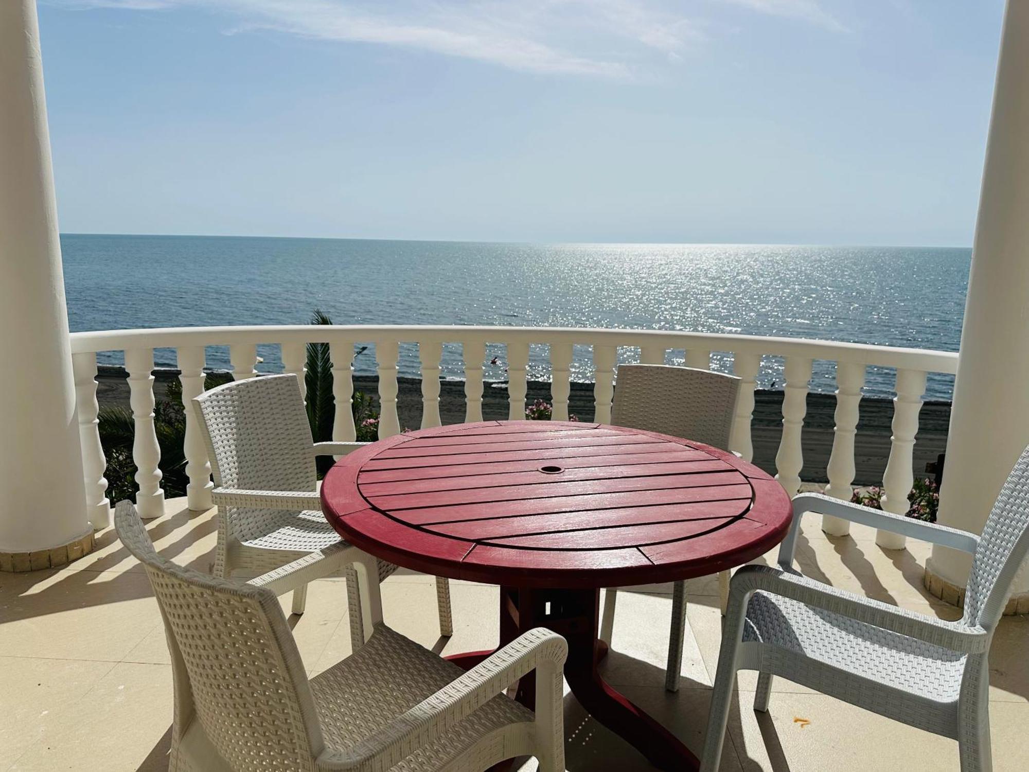 Claude Monet Beach Hotel Уреки Екстериор снимка