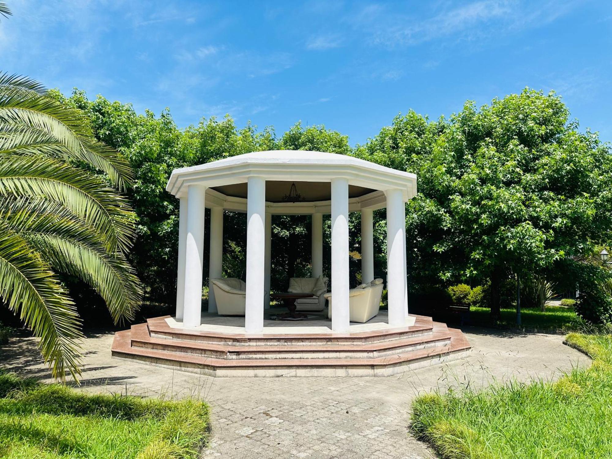 Claude Monet Beach Hotel Уреки Екстериор снимка
