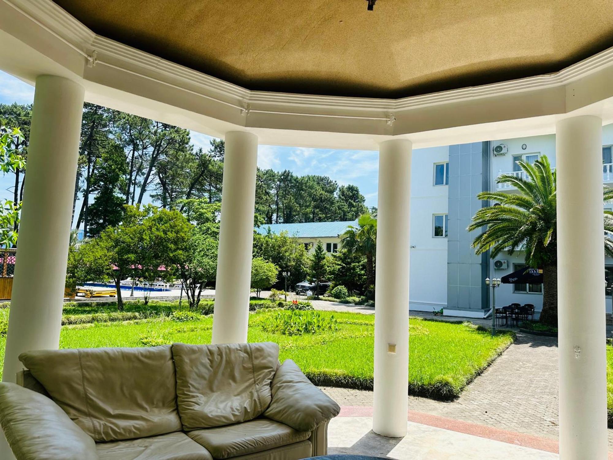 Claude Monet Beach Hotel Уреки Екстериор снимка