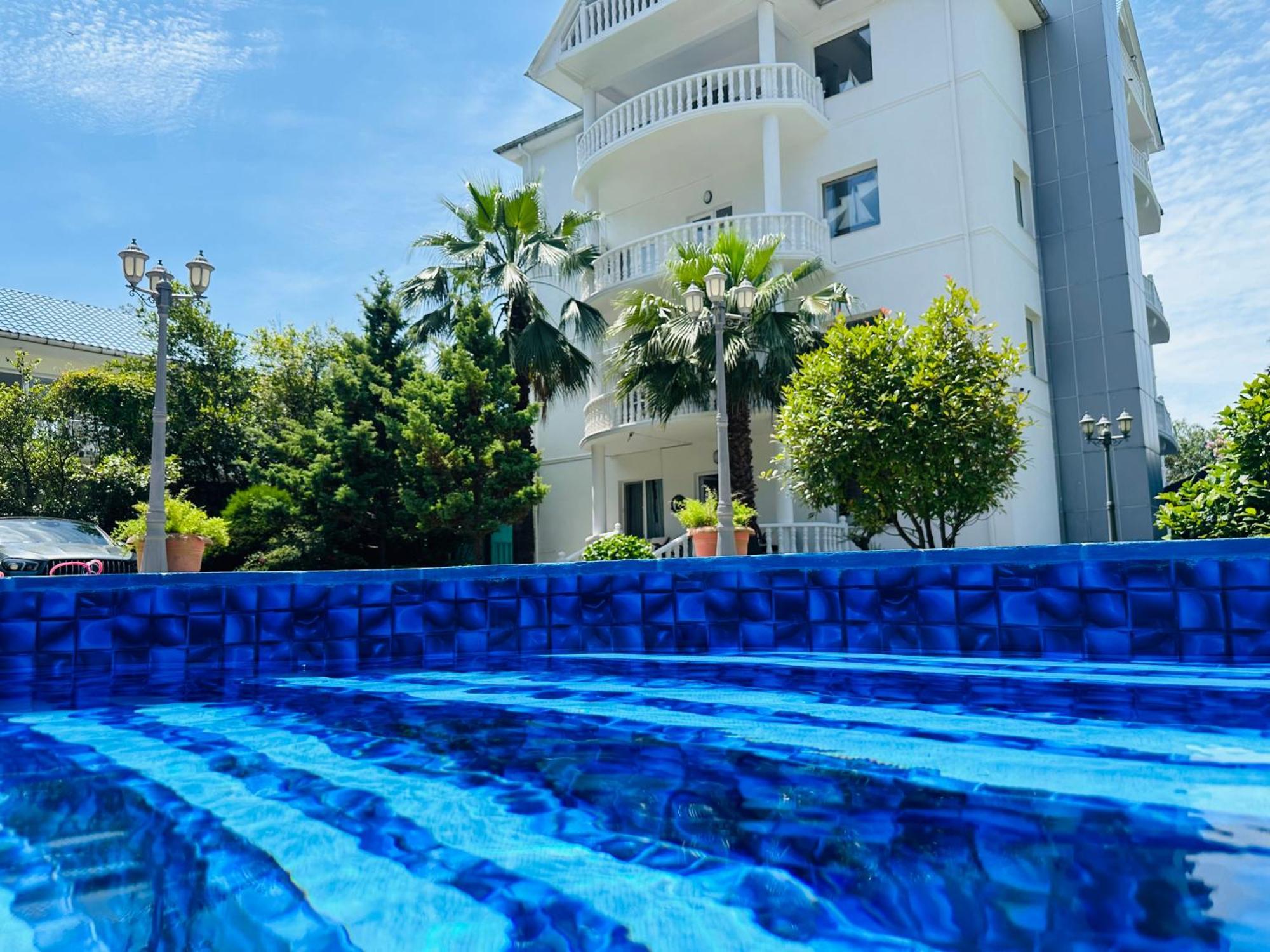 Claude Monet Beach Hotel Уреки Екстериор снимка