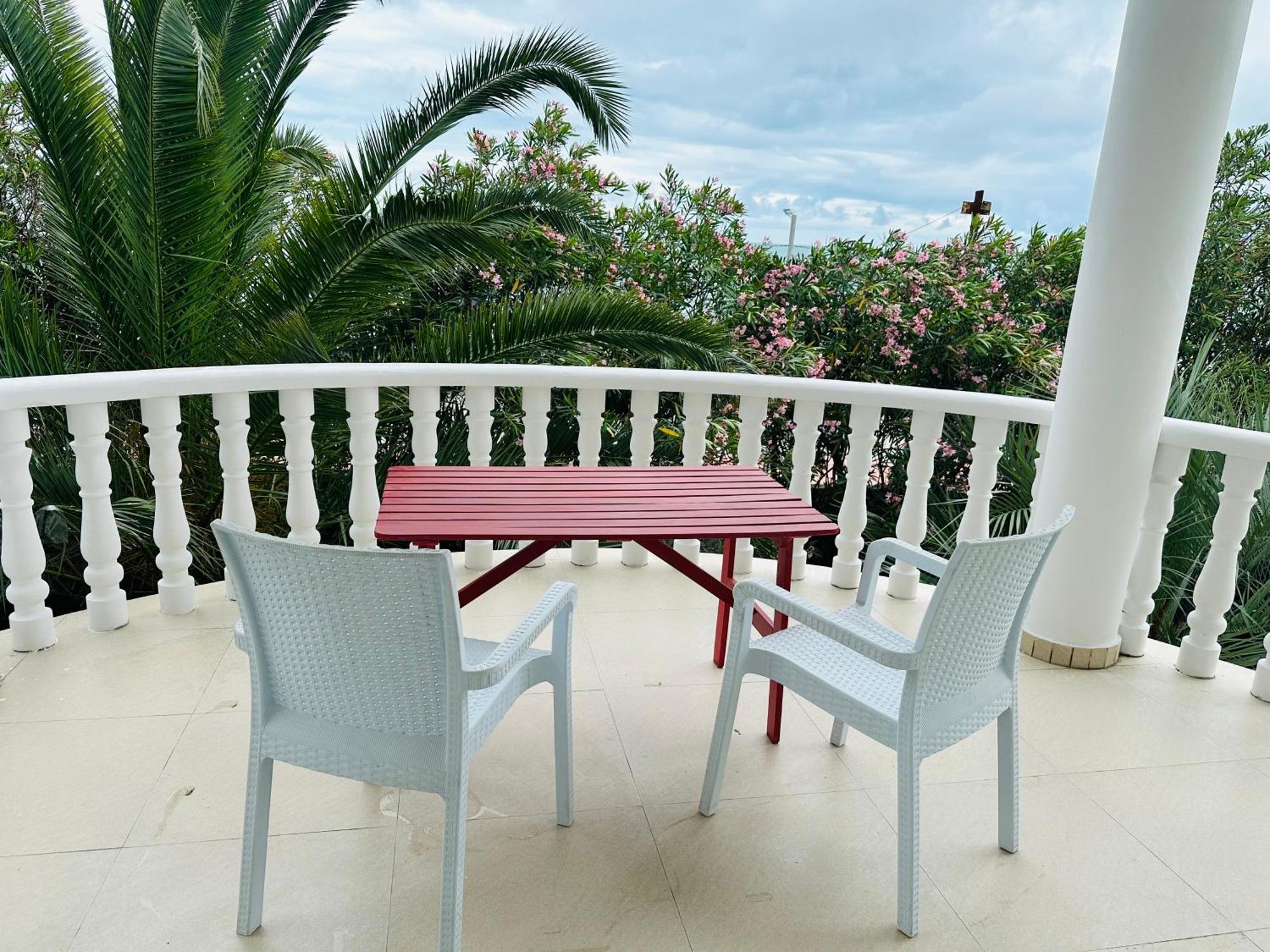 Claude Monet Beach Hotel Уреки Екстериор снимка