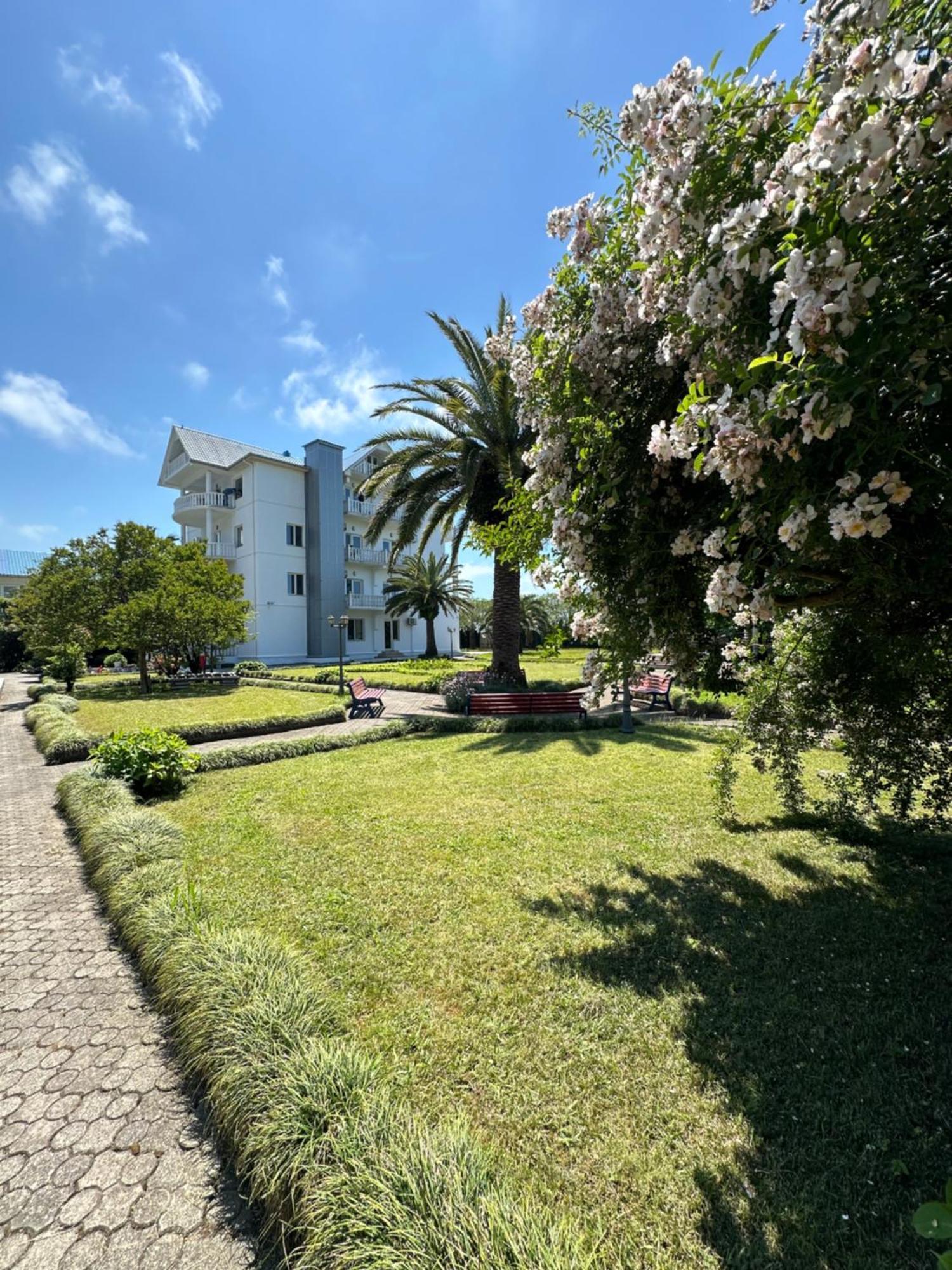 Claude Monet Beach Hotel Уреки Екстериор снимка